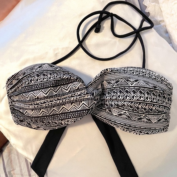 GARAGE - CUTE Black and white bathing suit top - Picture 1 of 2